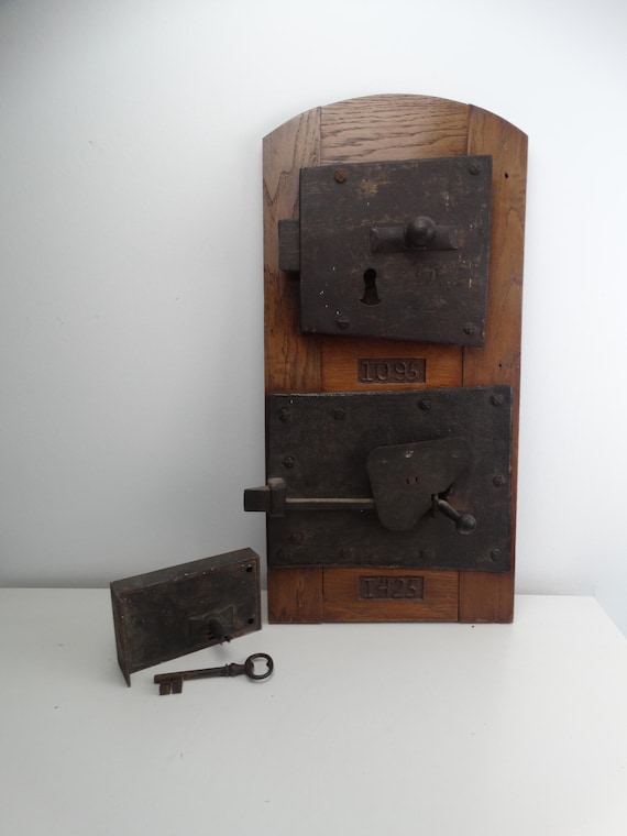Lebber vintage® - Old and gigantic locks, in wrought iron, Italian, door accessories, metal wall decoration, antique Italian objects
