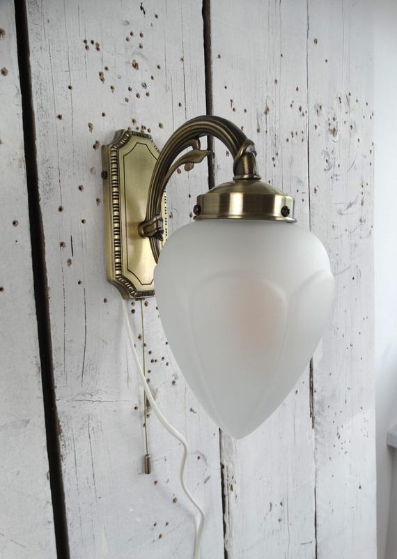 Lebber Vintage® - Art Deco-style wall lamp with a glass shade. The lamp has a pull cord.