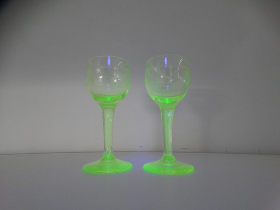 Lebber vintage® - Set of 2 antique uranium glasses.