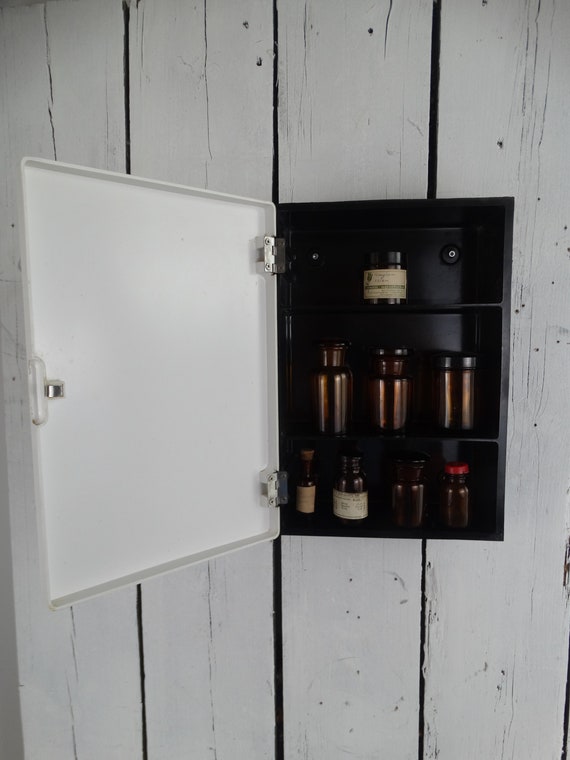 Lebber vintage® - 1960s White Italian Design BATHROOM or Medicine Cabinet 'Cervino' by CM Torino