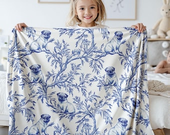 Coperta in pile Toile de Jouy con motivo cinese blu carlino, coperta personalizzata per cani per mamme e papà di cani, copridivano letto, regalo accogliente per la casa dei proprietari di cani