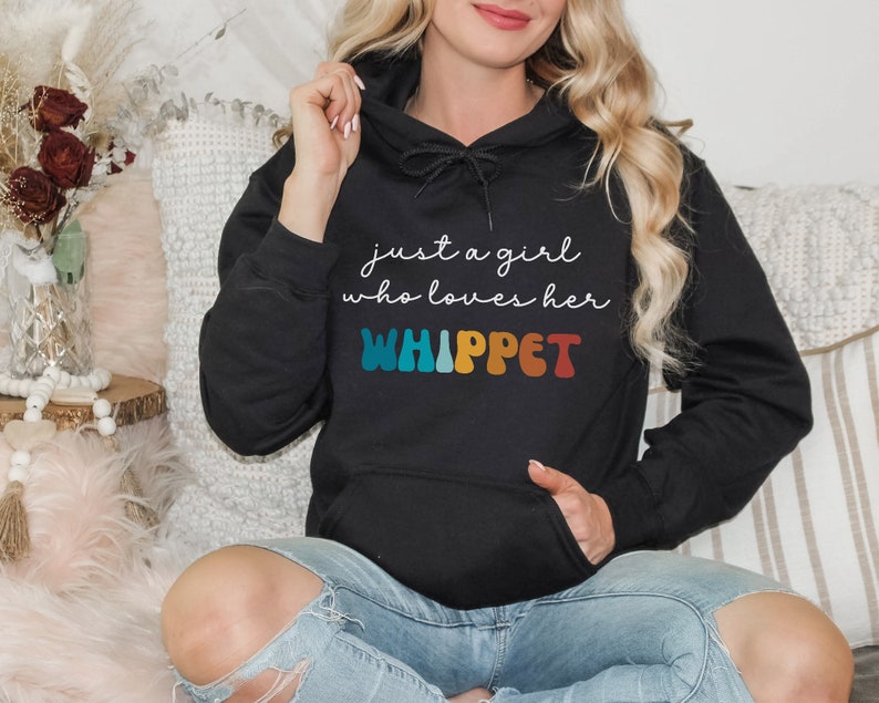 Może przedstawiać: Czarna bluza z kapturem z napisem "just a girl who loves her WHIPPET" w kolorach tęczy.