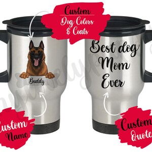 Könnte beinhalten: Eine Edelstahl-Reise-Thermoskanne mit schwarzem Deckel und Griff. Die Tasse hat ein personalisiertes Design mit einer Silhouette eines Deutschen Schäferhundes, dem Text "Buddy" und dem Spruch "Best dog Mom Ever". Die Tasse kann mit einem Namen und einem Zitat personalisiert werden.
