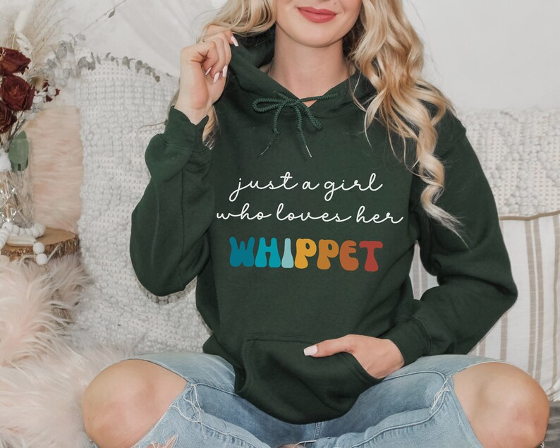 Może przedstawiać: Zielona bluza z kapturem z napisem "just a girl who loves her WHIPPET" w kolorze białym i tęczowym.