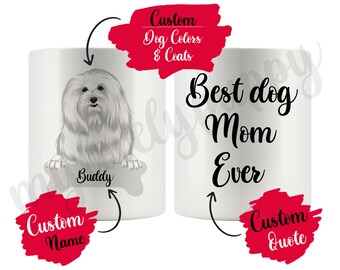 Puede incluir: Taza de cerámica blanca con una ilustración en blanco y negro de un perro habanero. La taza tiene el texto "Best dog Mom Ever" y un espacio para un nombre y una cita personalizados.