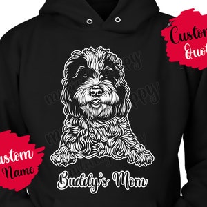 Könnte beinhalten: Schwarzer Hoodie mit einer weißen Grafik eines Doodle-Hundes und dem Text "Buddy's Mom". Auf dem Hoodie befinden sich zwei rote Textfelder, eines mit der Aufschrift "Custom Name" und das andere mit der Aufschrift "Custom Quote".