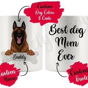 Puede incluir: Taza de cerámica blanca con una ilustración de perro marrón y negro y el nombre "Buddy" en un diseño en forma de hueso. La taza también tiene el texto "Best dog Mom Ever" en escritura negra. Personalización disponible.