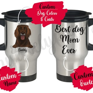 Peut inclure: Mug de voyage en acier inoxydable avec un couvercle et une poignée noirs. Le mug présente un design personnalisé avec une illustration de chien brun, le texte "Buddy" et les mots "Best Dog Mom Ever".