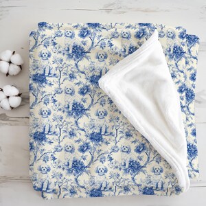 Cockapoo Blaue Chinoiserie Toile De Jouy Fleece-Decke, personalisierte Hundedecke für Hundemütter und -väter, dekorativer Überwurf, Geschenk für Hundeliebhaber