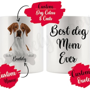 Op de afbeelding: Witte keramische mok met een illustratie van een bruine en witte hond. De mok heeft de tekst "Best dog Mom Ever" en een ruimte voor een aangepaste naam en quote.