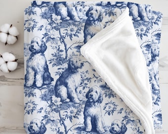 Sheepadoodle Blaue Chinoiserie Toile De Jouy Fleece-Decke, Geschenk für Frauen, personalisierte Decke für gemischte Hundebesitzer, gemütlicher Couch-Bettüberwurf