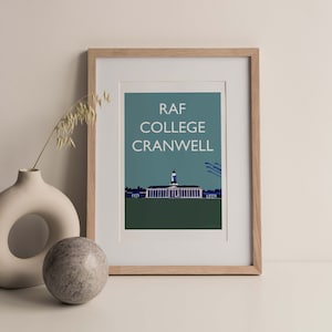 Puede incluir: Una impresión enmarcada con un fondo azul verdoso y texto blanco que dice "RAF COLLEGE CRANWELL". La impresión presenta una ilustración azul y blanca de un edificio con una torre de reloj.
