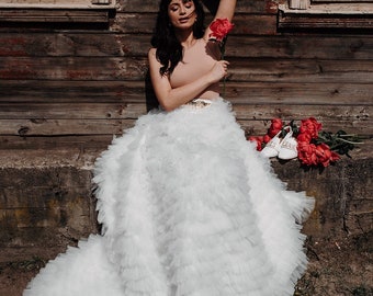 Incroyable jupe de mariée volumineuse en tulle en tulle ivoire/boho avec des volants détaillés faits main et une traîne