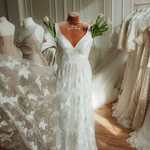 Robe de mariée bohème avec broderie d'oiseaux 3D, robe ivoire faite main