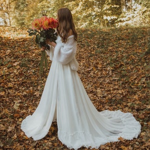 Brautkleid aus Chiffon / Elfenbeinfarbenes Chiffon Brautkleid auf Trägern / Chiffonkleid mit Schlitz / Rüschensaum Brautkleid / A-Linie Kleid
