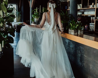 Vestido de novia bohemio de tul marfil con espalda abierta y dobladillo con volantes/Romántico vestido de novia de tul sin espalda con mangas largas y cola corte