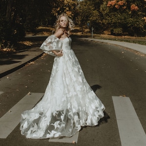 Robe de mariée unique à imprimé oiseaux / Robe de mariée ivoire entièrement composée d'oiseaux / Robe de mariée à manches bouffantes et épaules dénudées / Mariée élégante au look nuptiale