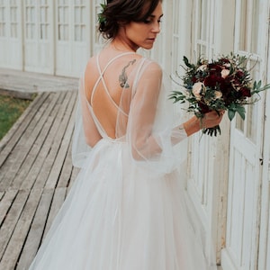 Robe de mariée bohème en tulle ivoire : manches longues, robe dos nu