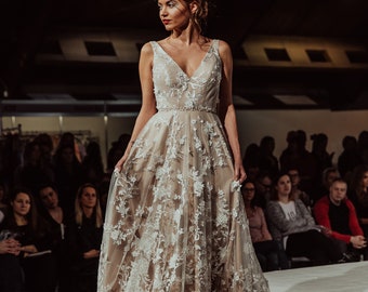 Romantic Nude-Coloured Wedding Gown With 3D Flowers/Delicate Pearl Boho Backless Wedding Dress/V-neck