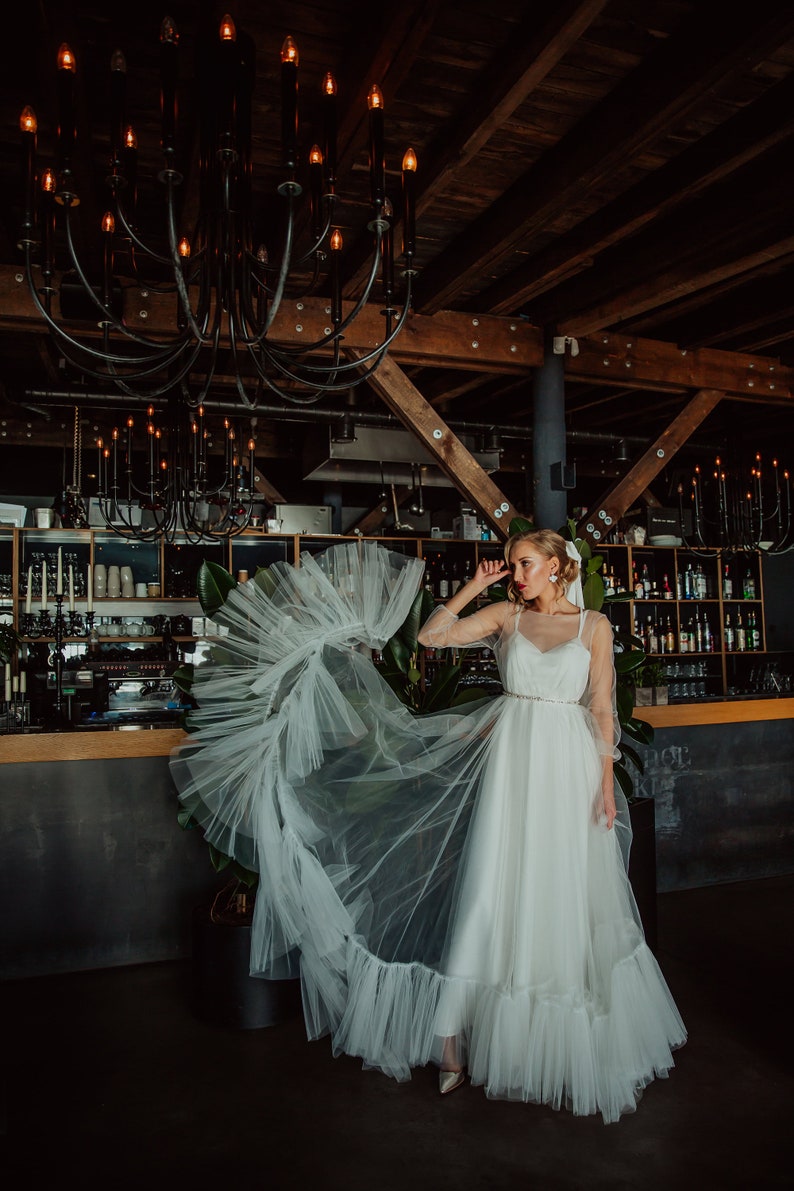 Vestido de novia bohemio de tul marfil con espalda abierta y dobladillo con volantes/Romántico vestido de novia de tul sin espalda con mangas largas y cola corte imagen 7