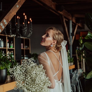 Vestido de novia bohemio de tul marfil con espalda abierta y dobladillo con volantes/Romántico vestido de novia de tul sin espalda con mangas largas y cola corte imagen 3