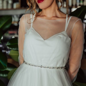 Vestido de novia bohemio de tul marfil con espalda abierta y dobladillo con volantes/Romántico vestido de novia de tul sin espalda con mangas largas y cola corte imagen 6