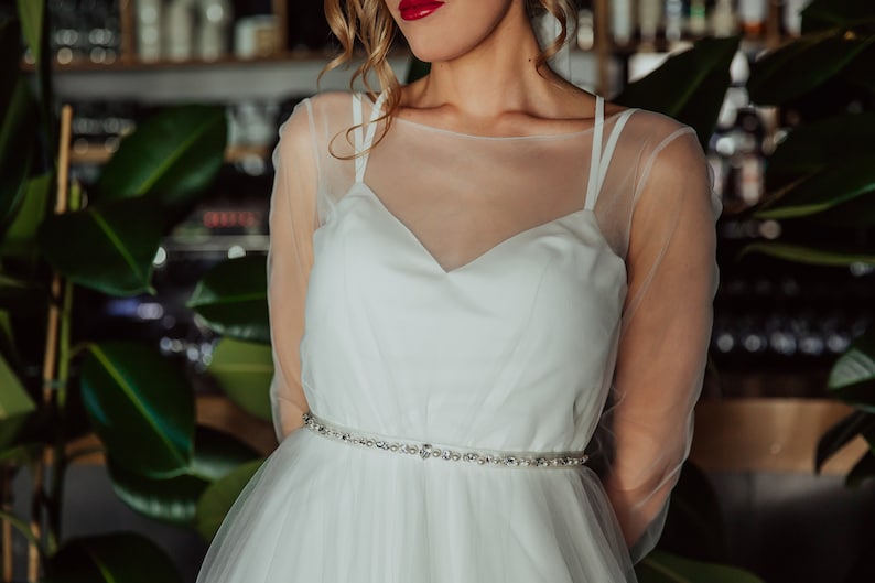 Vestido de novia bohemio de tul marfil con espalda abierta y dobladillo con volantes/Romántico vestido de novia de tul sin espalda con mangas largas y cola corte imagen 6