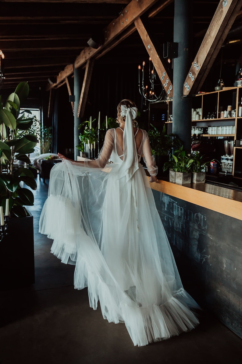 Vestido de novia bohemio de tul marfil con espalda abierta y dobladillo con volantes/Romántico vestido de novia de tul sin espalda con mangas largas y cola corte imagen 1