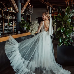 Vestido de novia bohemio de tul marfil con espalda abierta y dobladillo con volantes/Romántico vestido de novia de tul sin espalda con mangas largas y cola corte imagen 2