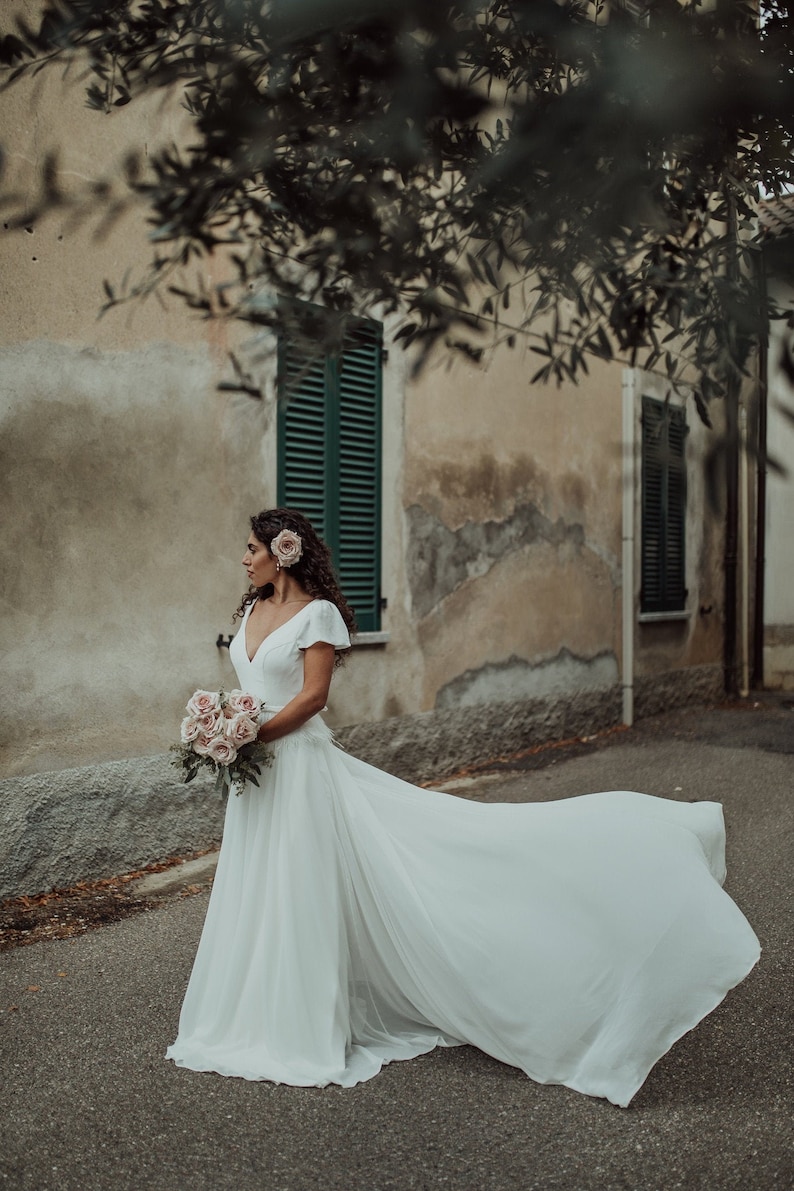 Robe mariée mousseline de soie trapèze bohème traîne