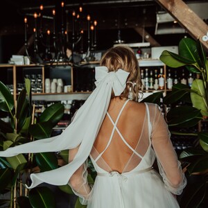 Vestido de novia bohemio de tul marfil con espalda abierta y dobladillo con volantes/Romántico vestido de novia de tul sin espalda con mangas largas y cola corte imagen 9