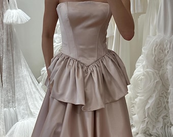Vestido de novia de dos piezas color rosa empolvado / Conjunto nupcial con corsé asimétrico / Traje de novia con falda de satén / Look nupcial moderno