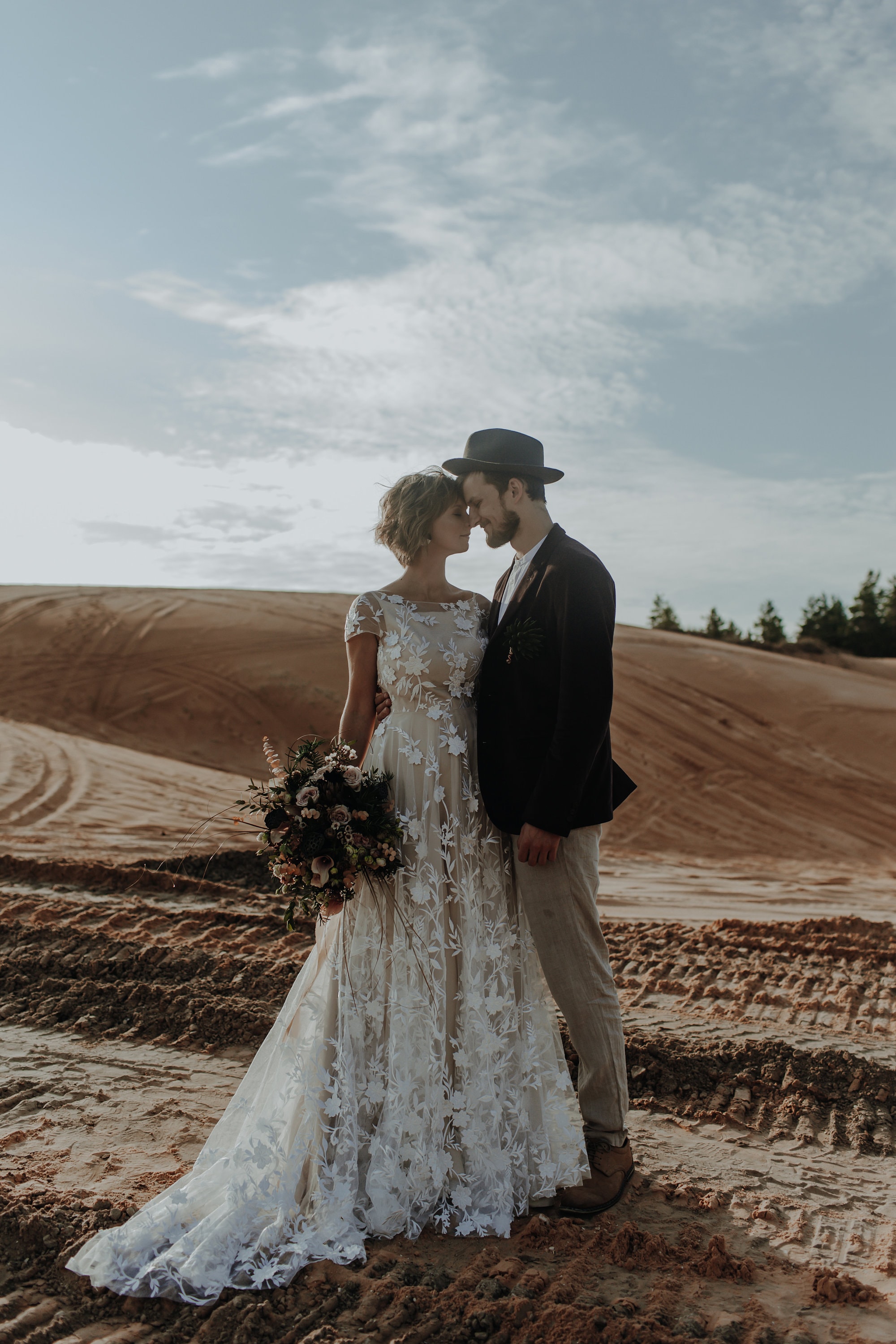 Vestido de novia Boho Beige con 3D y mangas cortas / - Etsy España