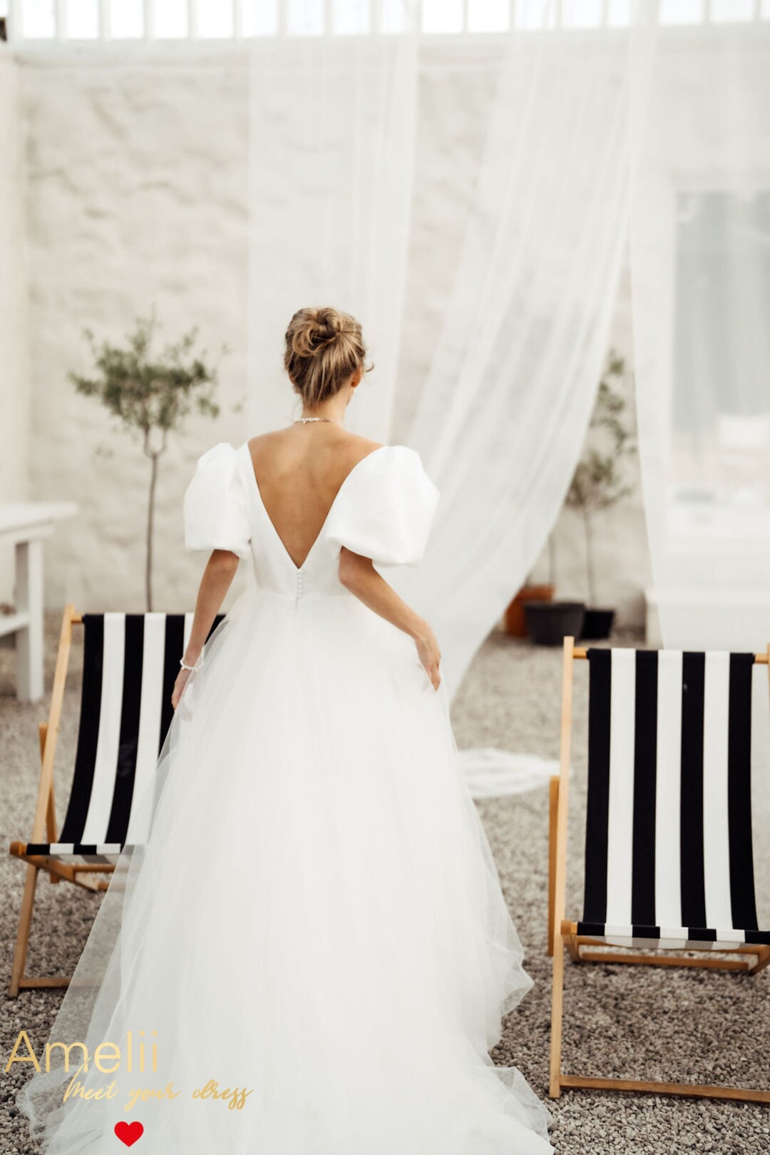 V-neck Flower Appliqued Tulle Wedding Dress Ivory