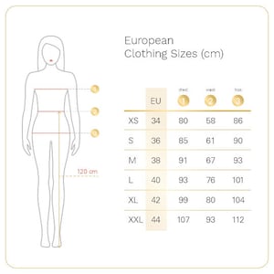 Op de afbeelding: Een maattabel met de titel "Europese kledingmaten (cm)" toont borst-, taille- en heupmaten in centimeters voor de maten XS tot XXL. Een diagram van een persoon is inbegrepen, met een hoogte van 120 cm.