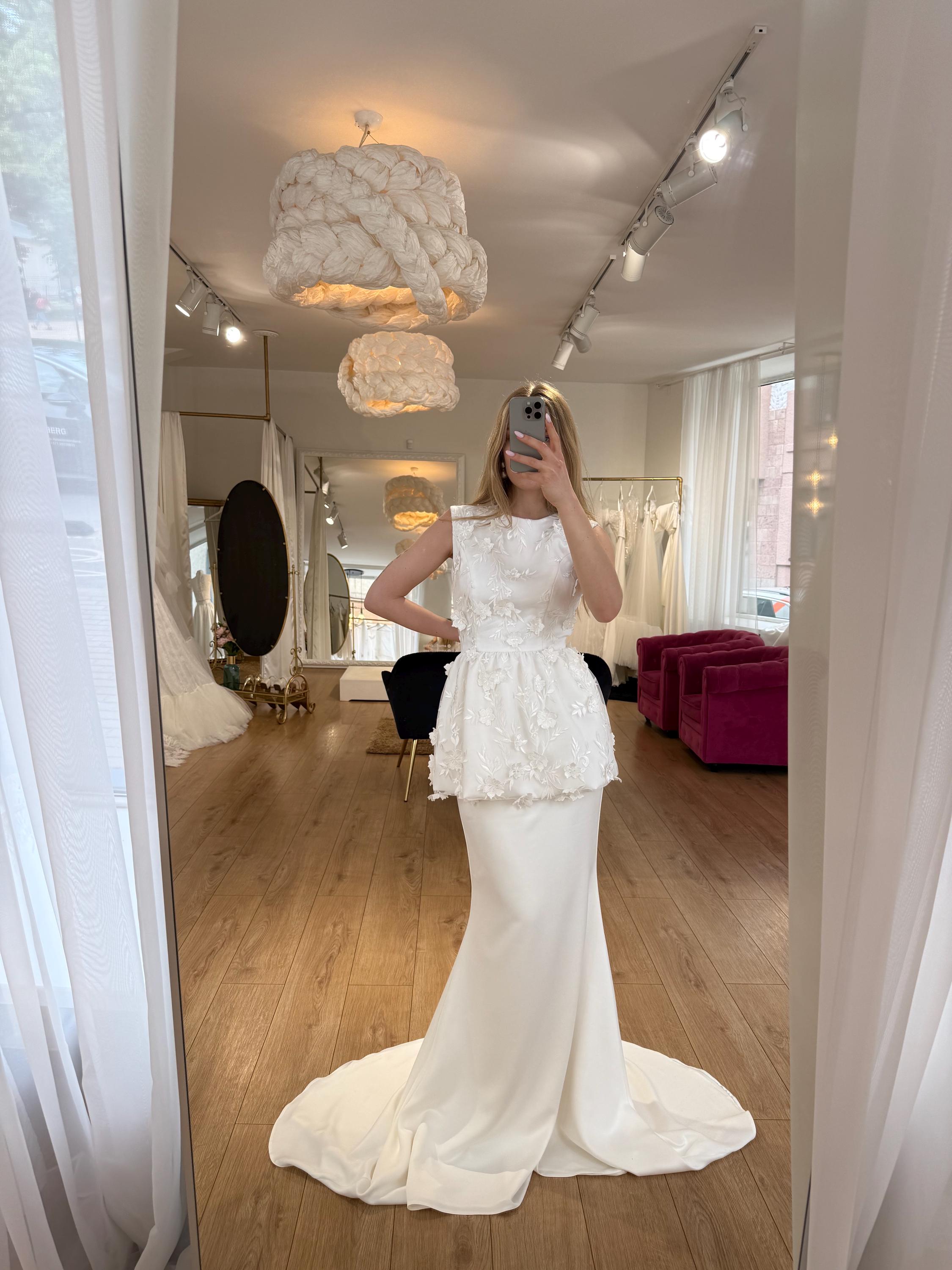 Abito da sposa in due pezzi disegno floreale fatto a mano con