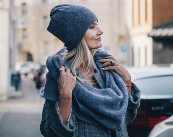 Écharpe minimaliste en tricot de mohair délicat, écharpes à l'infini en laine au design simple faites main, tricots de luxe, accessoires élégants, tricot d'hiver pour femme