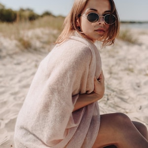 Coprispalle in lana kimono beige polvere, cardigan oversize in maglia trasparente fatto a mano con rose, cardigan estivi da donna, maglieria beige dal design semplice S/M/L/XL
