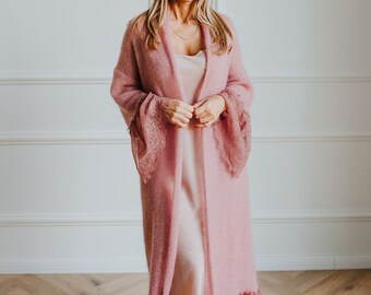 Cardigan romantique en laine rose, Cardigan mohair tricoté délicat avec détail en dentelle, haussement d’épaules tricoté féminin fait à la main, tricot de luxe rose S / M / L