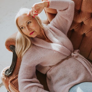 Cardigan croisé, Cardigan en laine avec ceinture, Cardigan en maille fine, Cardigan transparent, Cardigan en mohair, Cardigan haussement d&#39;épaules, Grosse maille, Cardigan en tricot