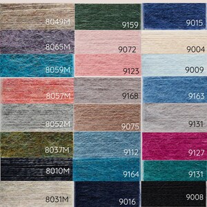 Peut inclure: Un nuancier de fils de laine avec diff&eacute;rentes couleurs et textures. Les &eacute;chantillons de fils sont dispos&eacute;s en rang&eacute;es et en colonnes. Les couleurs des fils comprennent le beige, le gris, le bleu, le vert, le rose et le rouge. Les textures des fils comprennent le flou, le lisse et le textur&eacute;.