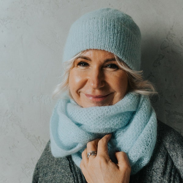 ENSEMBLE bleu clair de bonnet et d’écharpe en mohair tricotés, chapeau d’hiver en laine douce fait à la main et foulards à l’infini, chapeau en laine tricoté de luxe, look minimal