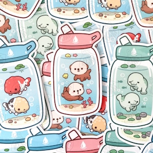 Puede incluir: Una colección de pegatinas con varios animales en frascos de vidrio. Las pegatinas son coloridas y presentan una variedad de animales, incluyendo nutrias, manatíes y peces de colores. Las pegatinas son perfectas para agregar un toque de fantasía a cualquier superficie.