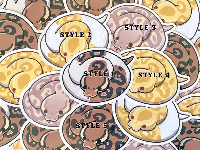 Puede incluir: Una colecci&oacute;n de pegatinas circulares con ilustraciones de dibujos animados de serpientes enroscadas en varios patrones de color. Cada pegatina est&aacute; etiquetada con un n&uacute;mero de estilo. Las serpientes tienen diferentes tonos de marr&oacute;n, beige y amarillo, con detalles en blanco y negro.