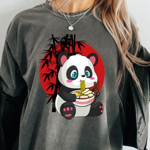 Camiseta con panda comiendo fideos ramen, oso panda, moda, ilustración linda de dibujos animados, kawaii, sol japonés de bambú, chino, asiático