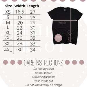 Pu&ograve; includere: Una t-shirt nera mostrata con una tabella delle taglie che elenca larghezze e lunghezze da 16,5 a 30 e da 27 a 34. Le istruzioni per la cura includono non lavare a secco, non candeggiare, lavabile in lavatrice e lavare al rovescio.