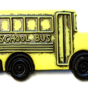 Puede incluir: Un autobús escolar amarillo con ruedas negras y la inscripción "SCHOOL BUS" en una fuente desgastada. El autobús tiene cuatro ventanas y una puerta. La imagen es un primer plano del autobús.