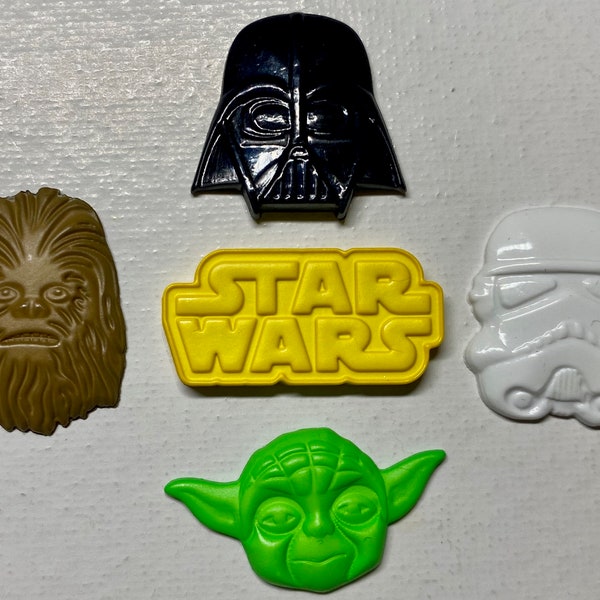 5 High Quality Star Wars Novelty buttons, Choose Chewbacca, Stormtrooper, Yoda, Darth Vader or an assortment
