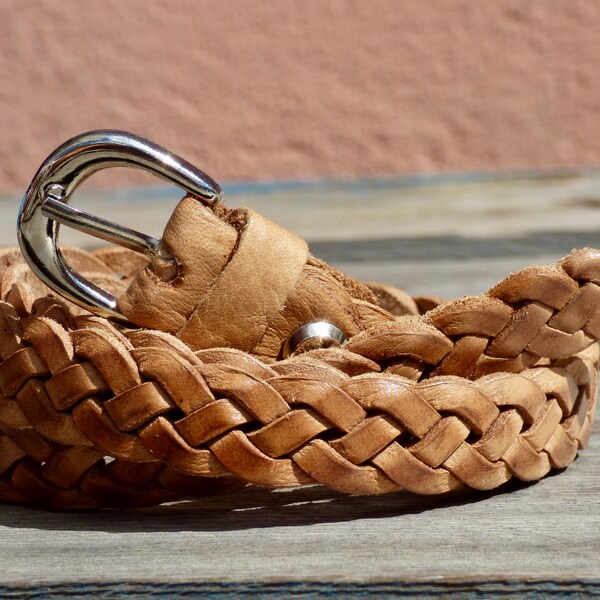 Ceinture fine en cuir camel, tressée à la main avec boucle en métal argenté