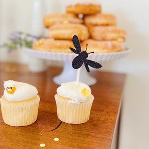 Bumble Bee babyshower | Cupcaketoppers | Babyshower met bijenthema | Bijenfeest Decor | Wat zal het zijn Babyshower | Momma Mommy to Bee Party